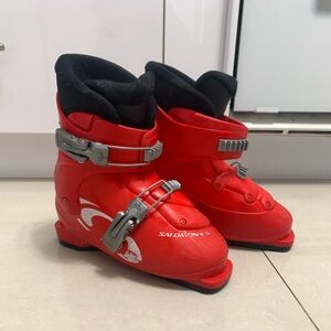 Kids Skii Boots Salomon Red Ski Boots with Gray Buckles boys